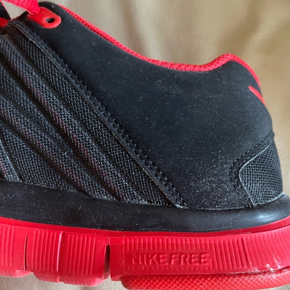 Nike Black and Red Sports Shoes - Picture 5 of 5